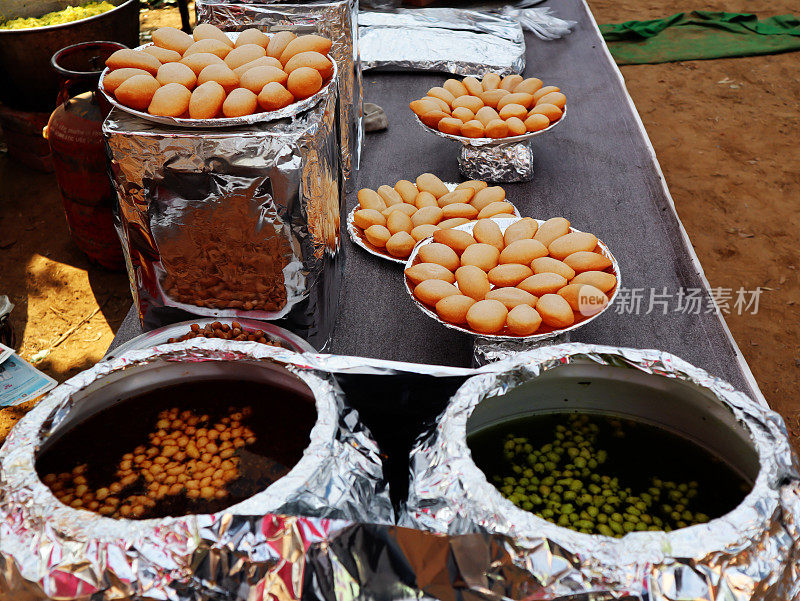 新鲜自制的pani puri, golgappa摊位准备好了。